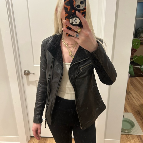 Black leather and fuzzy jacket - Picture 7 of 8